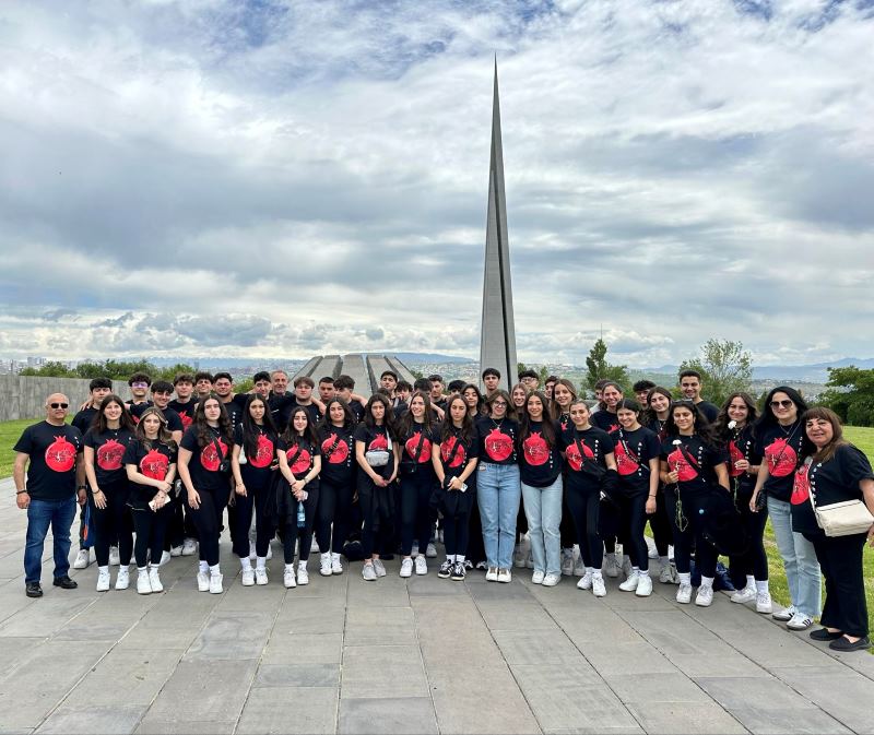 Students from US in genocide memorial